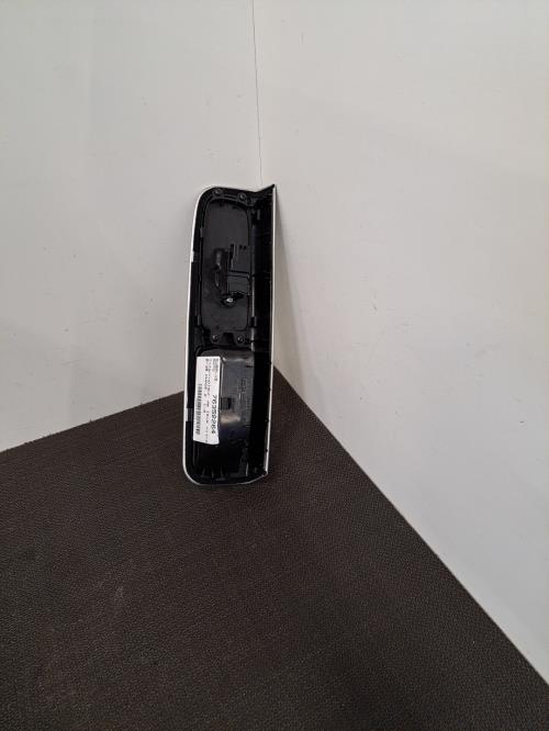 Image Interrupteur de leve vitre avant droit - VOLVO C 30