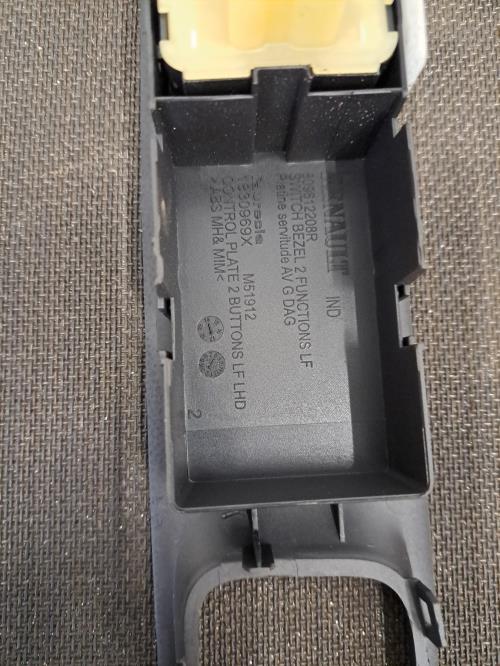 Image Interrupteur de leve vitre avant gauche - RENAULT CLIO 4