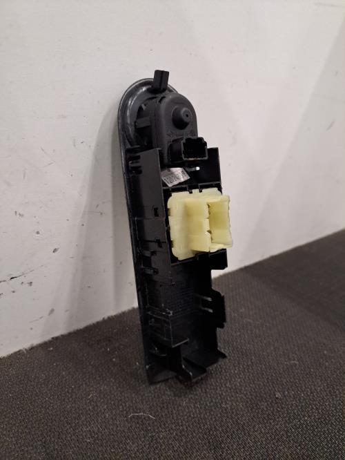 Image Interrupteur de leve vitre avant gauche - RENAULT CLIO 4