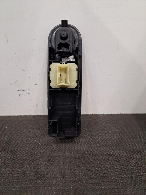 Image Interrupteur de leve vitre avant gauche - RENAULT CLIO 4