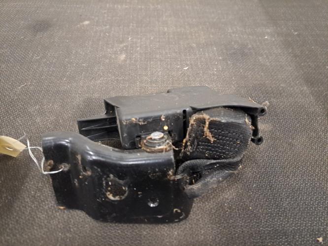 Image Attache ceinture arriere gauche - RENAULT CLIO 3