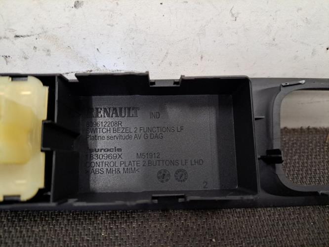 Image Interrupteur de leve vitre avant gauche - RENAULT CLIO 4