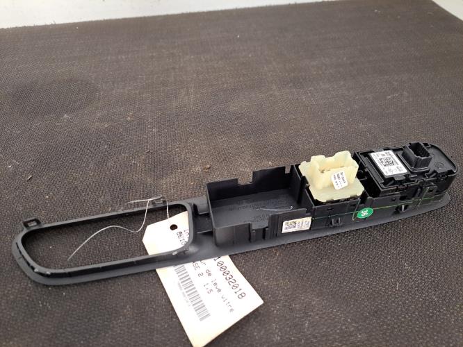 Image Interrupteur de leve vitre avant gauche - RENAULT CLIO 4
