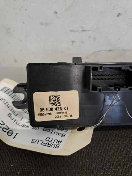 Image Bouton de warning - PEUGEOT 5008 1