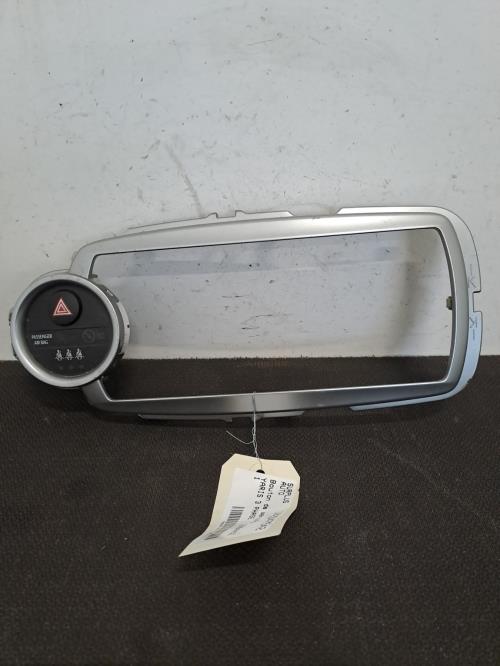 Image Bouton de warning - TOYOTA YARIS 3