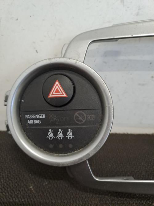 Image Bouton de warning - TOYOTA YARIS 3