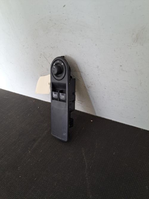 Image Interrupteur de leve vitre avant gauche - RENAULT CLIO 4
