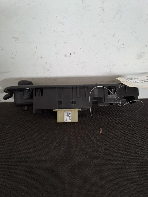 Image Interrupteur de leve vitre avant gauche - RENAULT CLIO 4