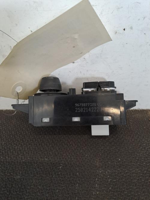 Image Commande GPS - PEUGEOT 208 1