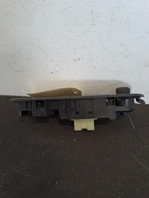 Image Interrupteur de leve vitre avant gauche - RENAULT CLIO 4