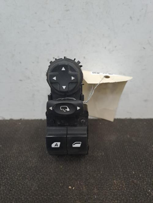 Image Interrupteur de leve vitre avant gauche - PEUGEOT 208 1