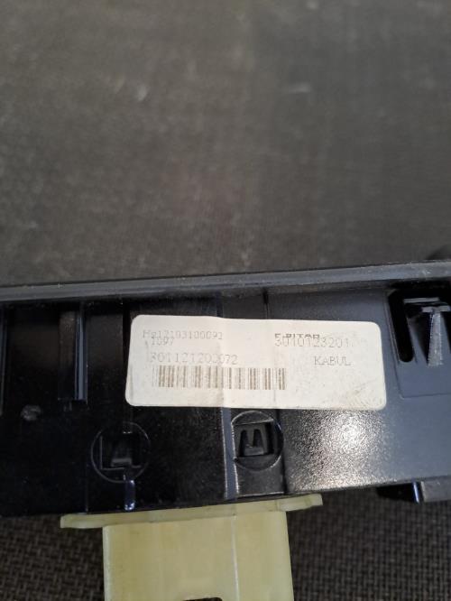 Image Interrupteur de leve vitre avant gauche - RENAULT CLIO 4