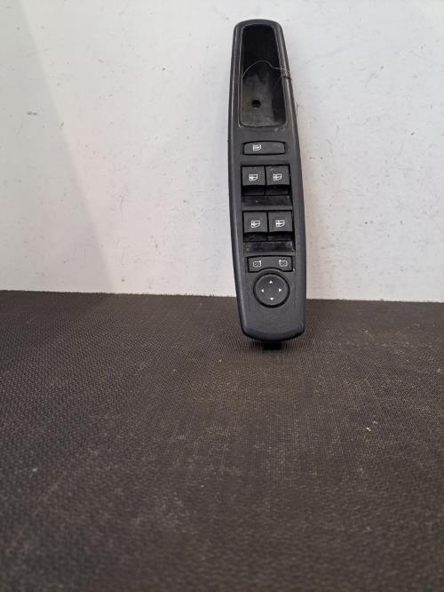 Image Interrupteur de leve vitre avant gauche - RENAULT SCENIC 3
