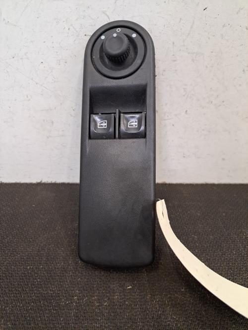 Image Interrupteur de leve vitre avant gauche - RENAULT CLIO 4