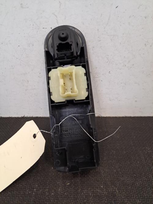 Image Interrupteur de leve vitre avant gauche - RENAULT CLIO 4