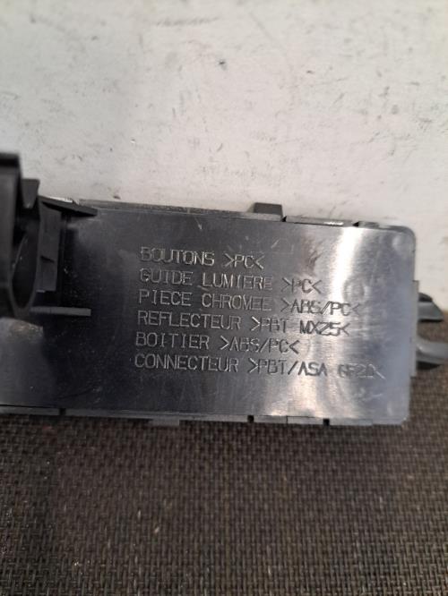 Image Bouton de warning - PEUGEOT 5008 1