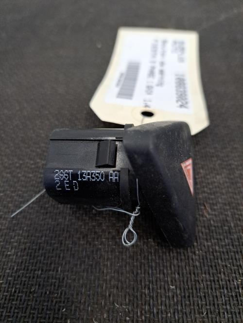 Image Bouton de warning - FORD FIESTA 5