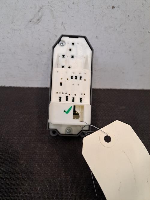 Image Interrupteur de leve vitre avant gauche - TOYOTA YARIS 2