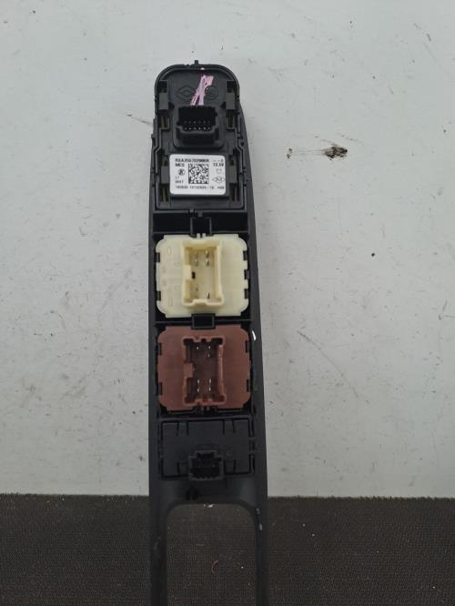 Image Interrupteur de leve vitre avant gauche - RENAULT CAPTUR 1