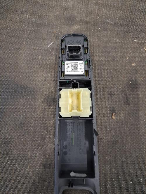 Image Interrupteur de leve vitre avant gauche - RENAULT CLIO 4