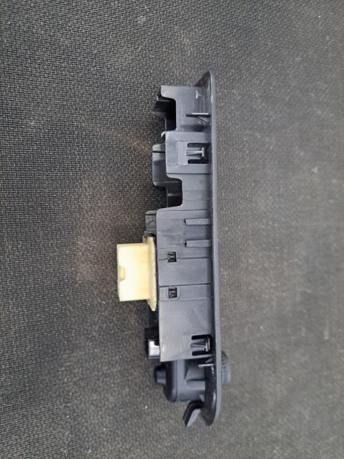 Image Interrupteur de leve vitre avant gauche - RENAULT CLIO 4