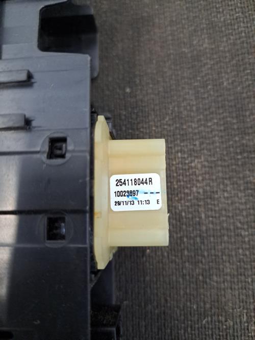 Image Interrupteur de leve vitre avant gauche - RENAULT CLIO 4