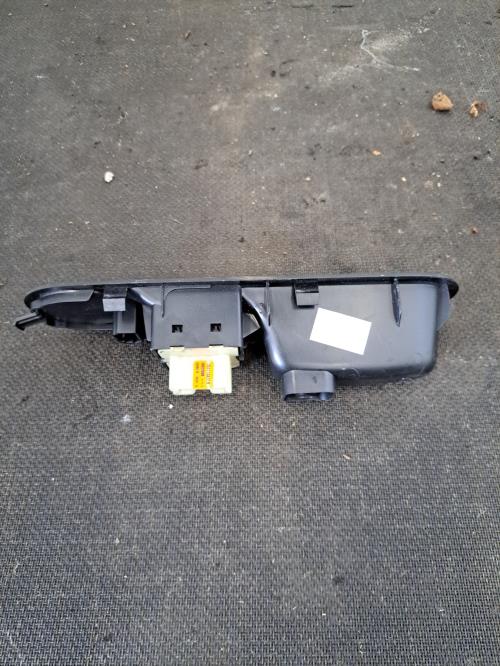 Image Interrupteur de leve vitre avant gauche - RENAULT TWINGO 3