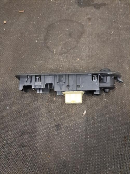 Image Interrupteur de leve vitre avant gauche - RENAULT CLIO 4