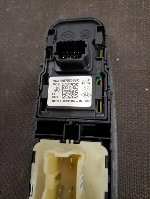 Image Interrupteur de leve vitre avant gauche - RENAULT CLIO 4