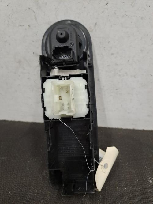 Image Interrupteur de leve vitre avant gauche - RENAULT CLIO 4