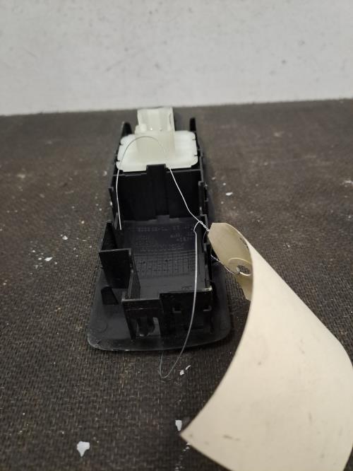 Image Interrupteur de leve vitre avant gauche - RENAULT CLIO 4