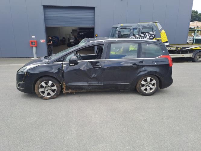 Image Pare choc arriere - PEUGEOT 5008 1
