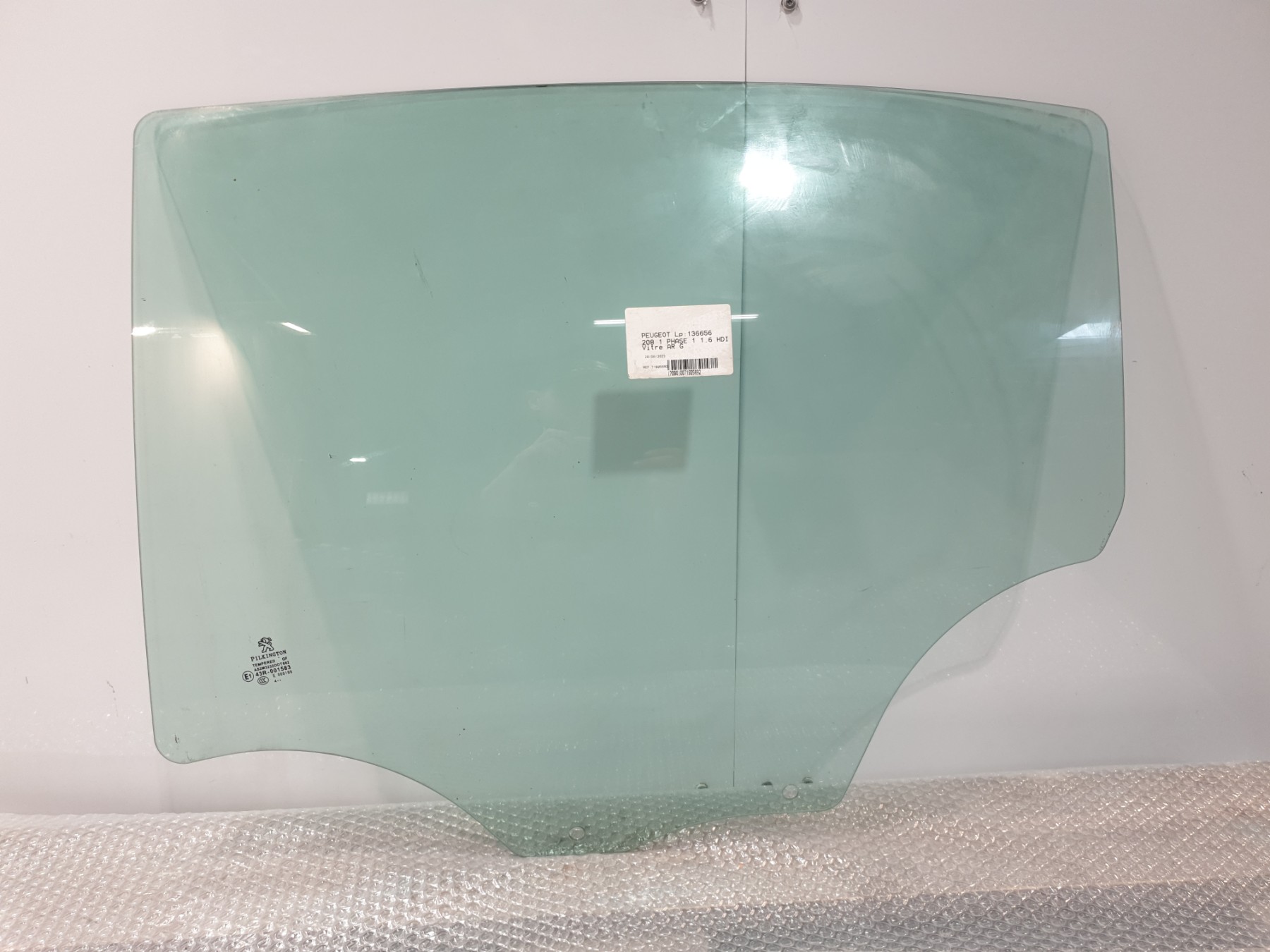 Vitre arriere gauche peugeot 208 1 phase 1