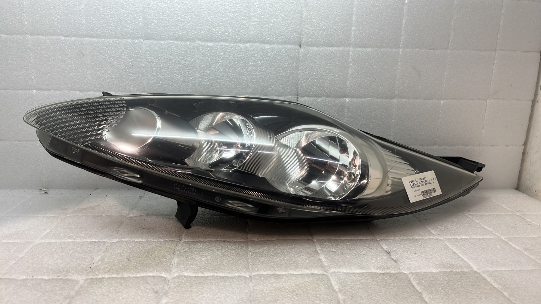 Optique avant principal gauche (feux)(phare) ford fiesta 6 phase 1