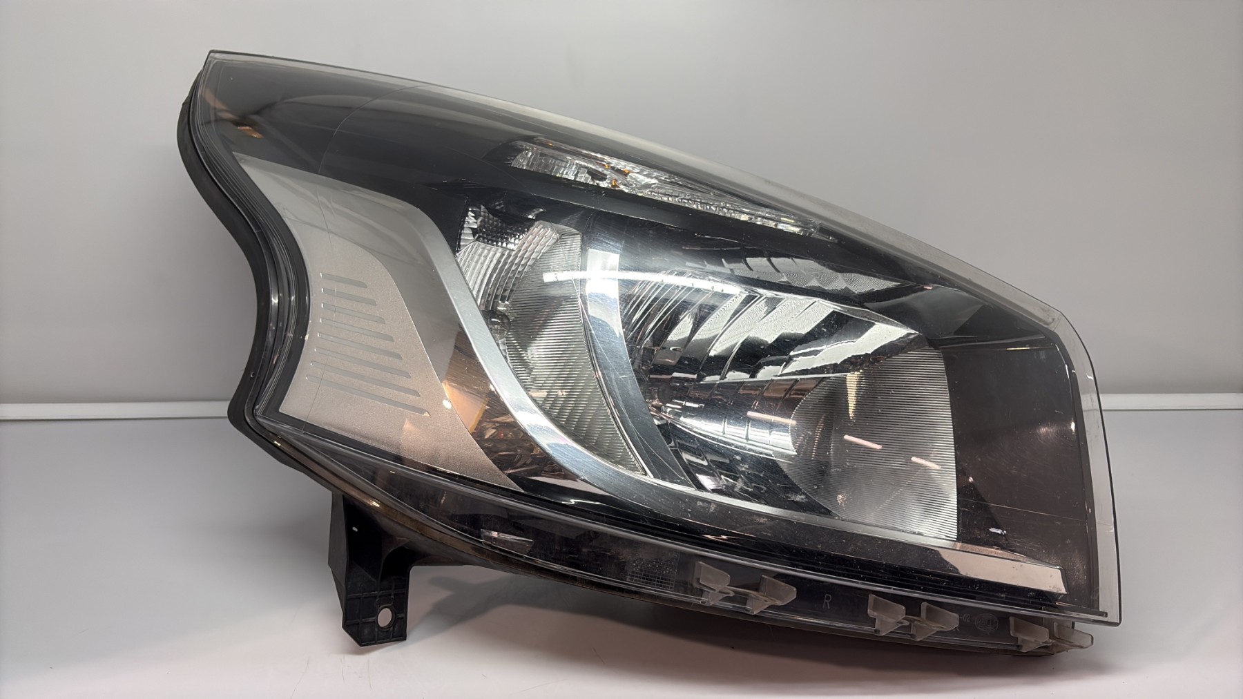 Optique avant principal droit (feux)(phare) renault trafic 3 court phase 1