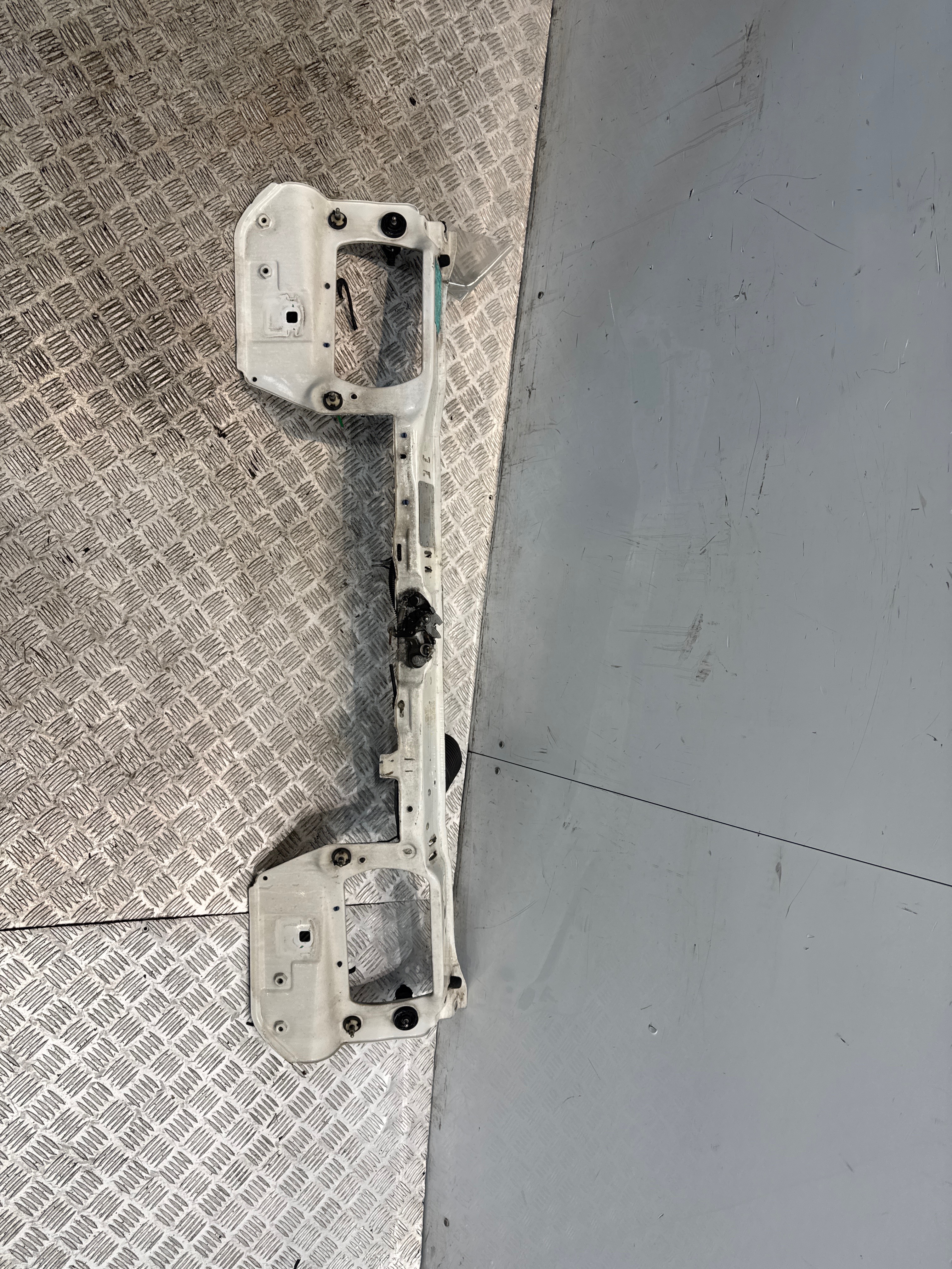 Traverse superieure peugeot 106 phase 1