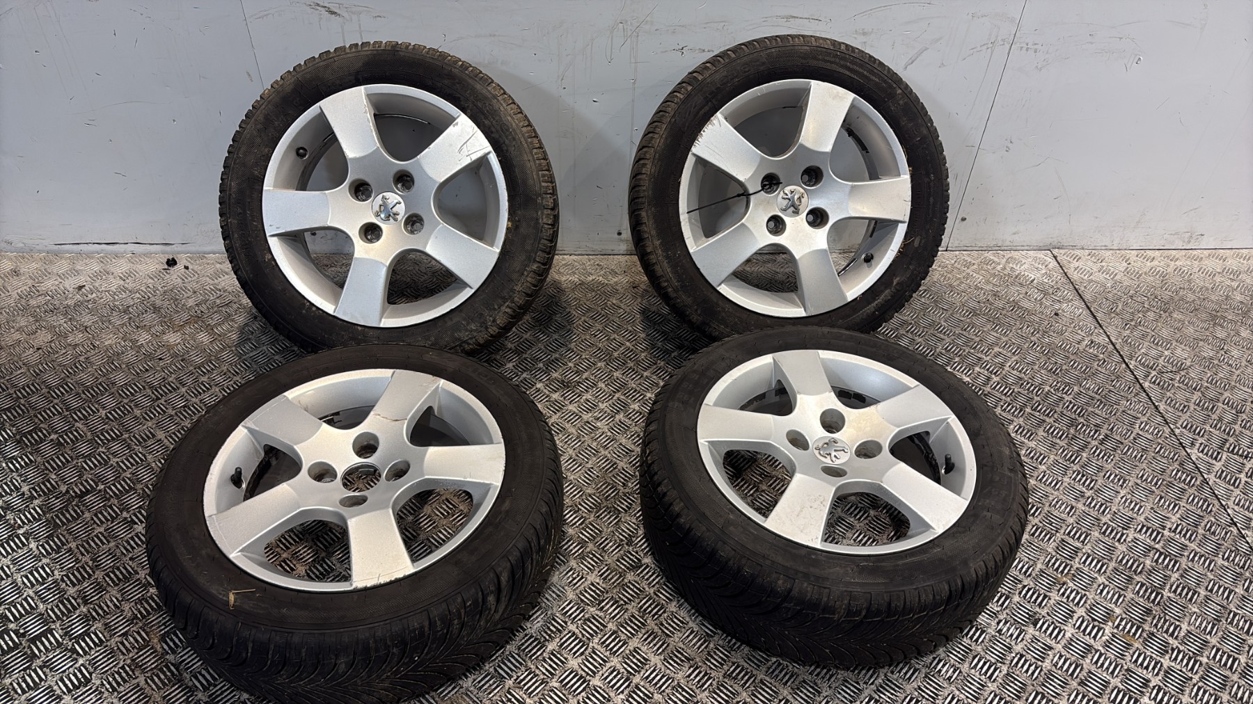 Jeu de 4 jantes  peugeot 207 phase 1