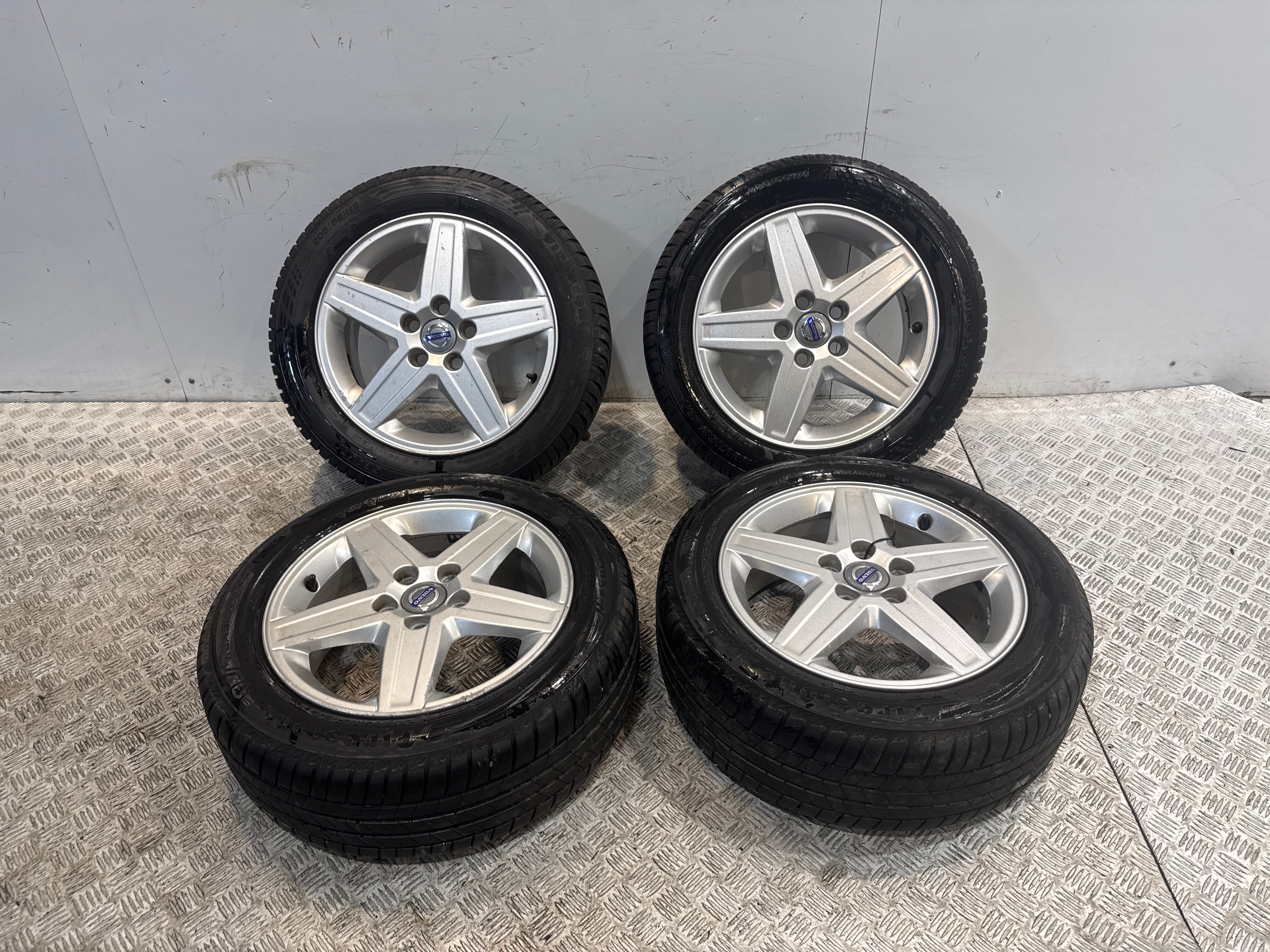 Jeu de 4 jantes  volvo s 40 2 phase 2