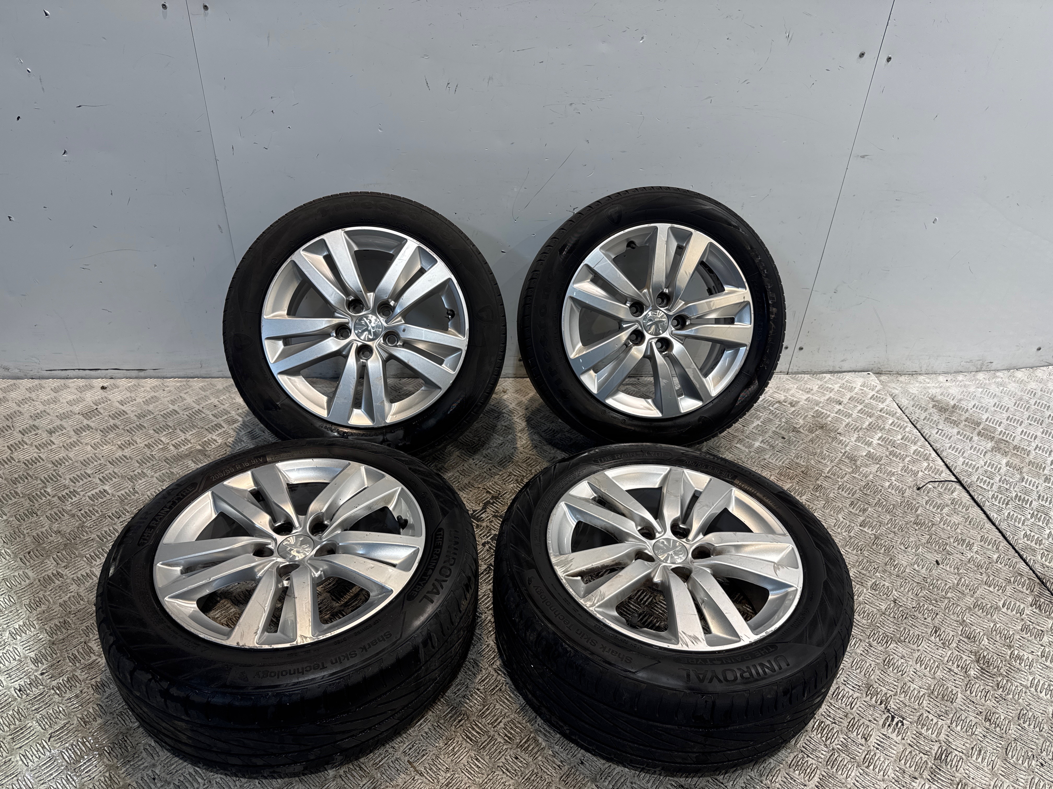 Jeu de 4 jantes  peugeot 308 2 phase 1