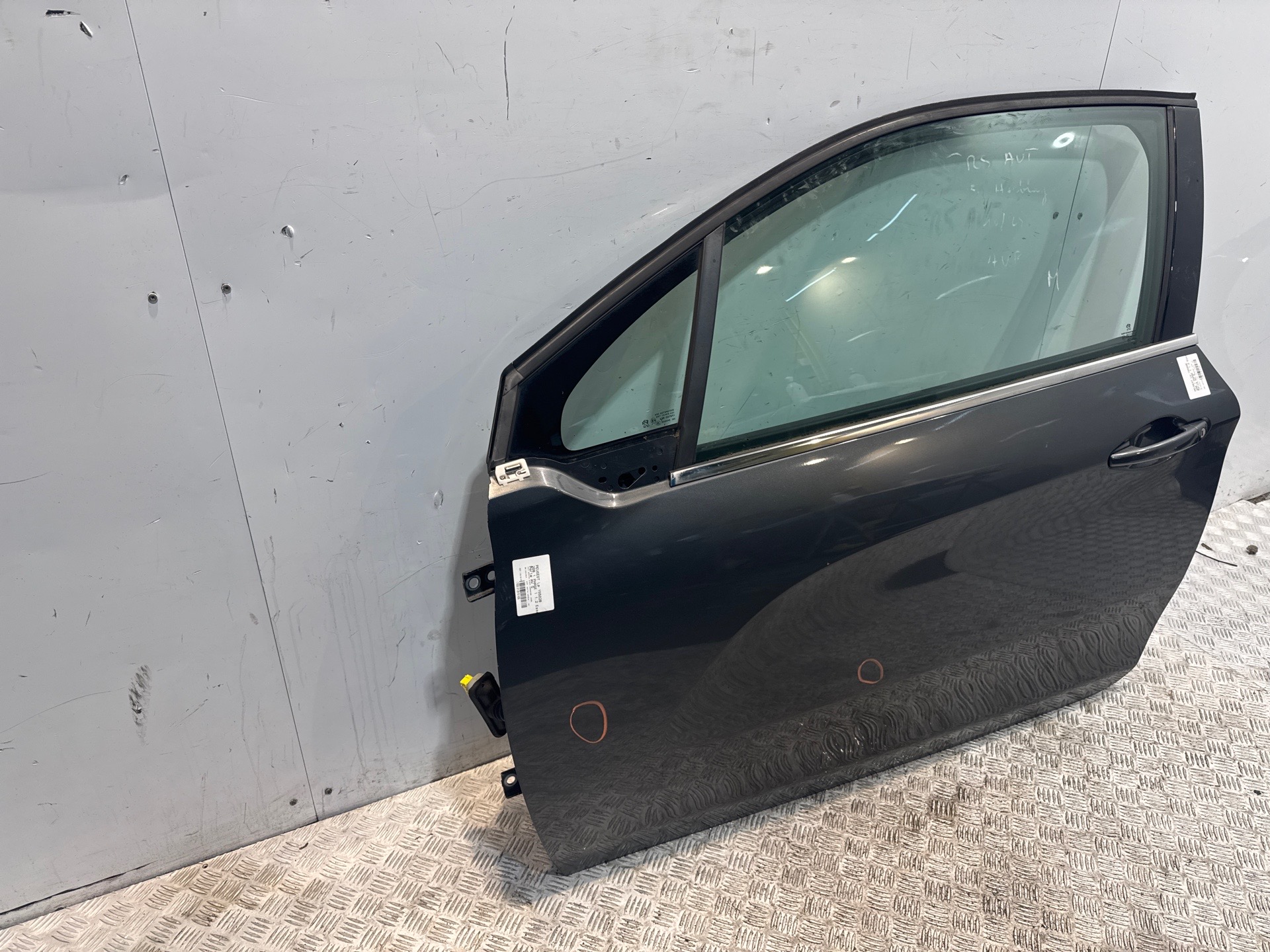 Porte avant gauche peugeot 208 1 phase 1