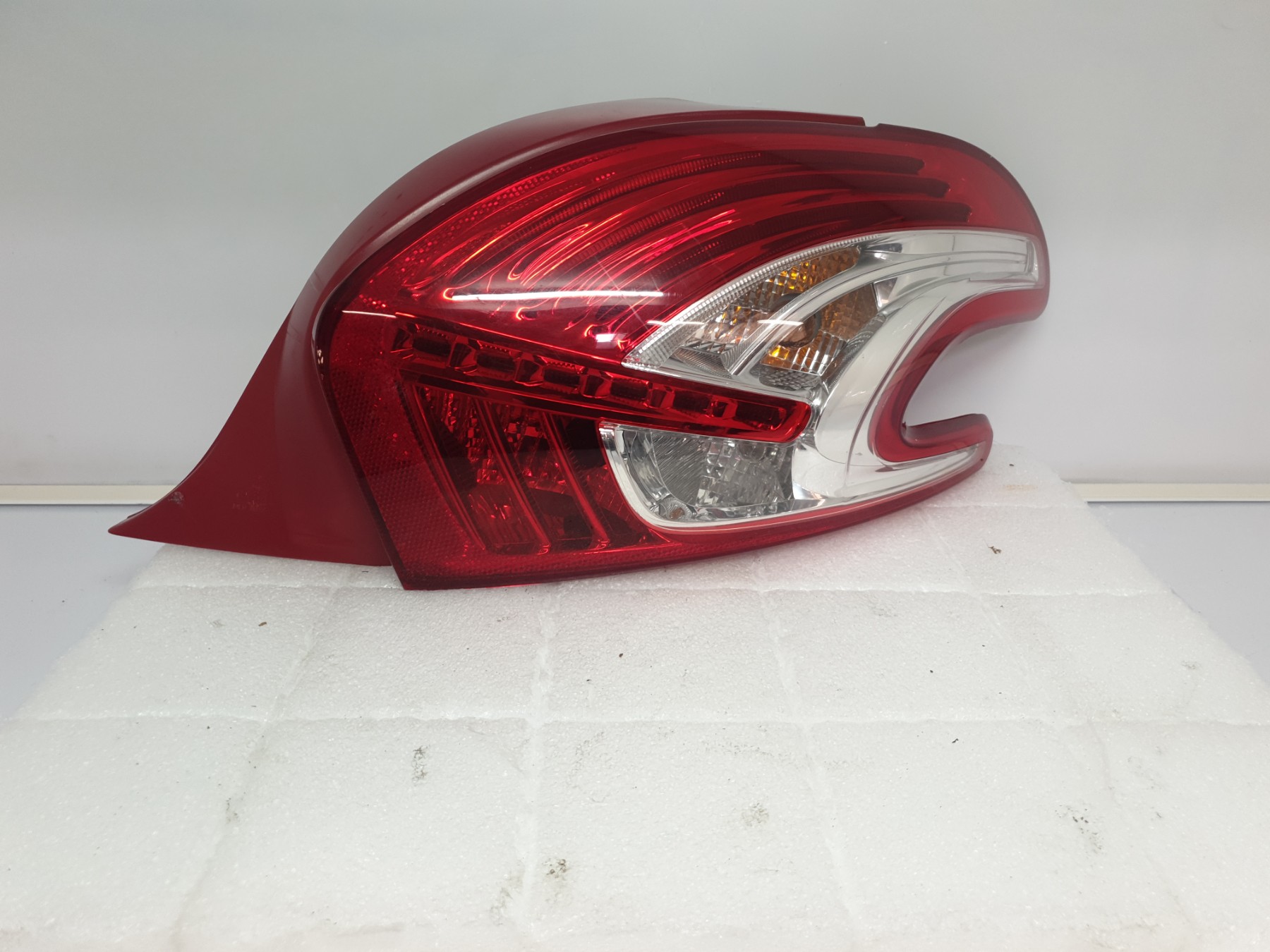 Feu arriere principal droit (feux) peugeot 208 1 phase 1