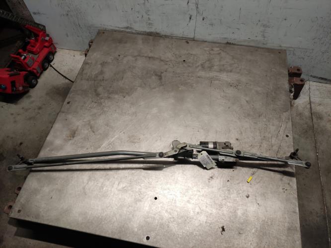 Moteur essuie glace avant -...