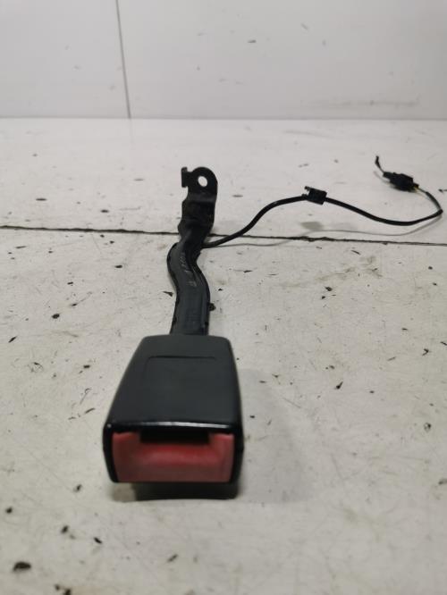 Attache ceinture avant...