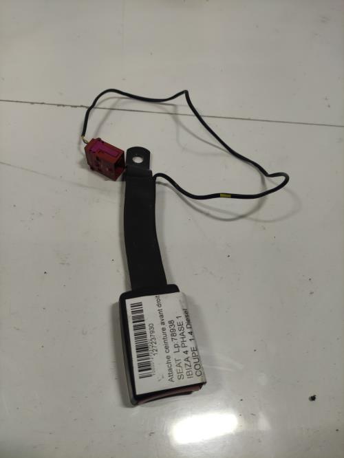Attache ceinture avant...