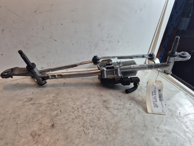 Moteur essuie glace avant -...