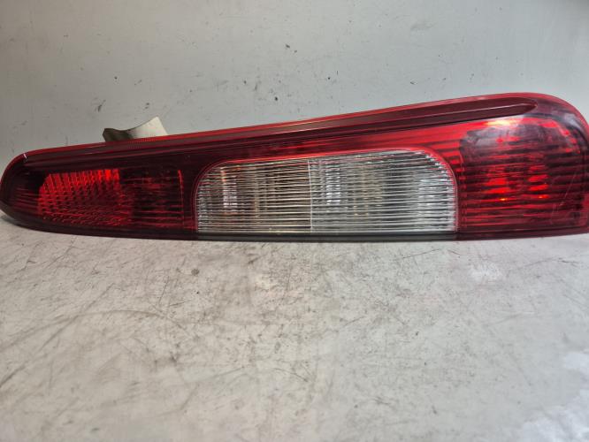 Feu arriere principal droit...