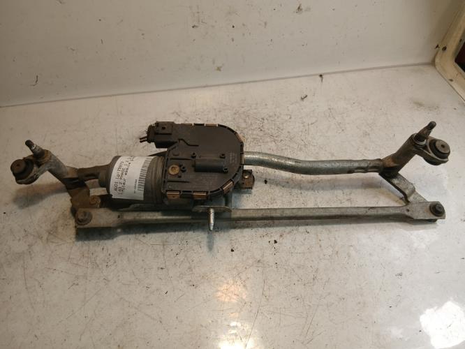 Moteur essuie glace avant -...
