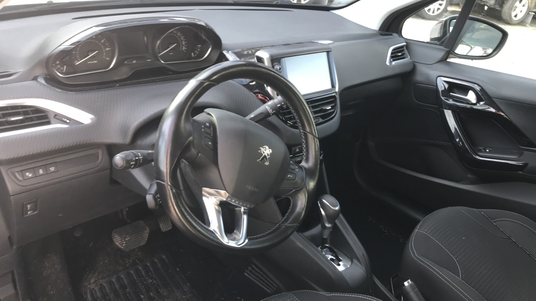 Image PEUGEOT 208 1