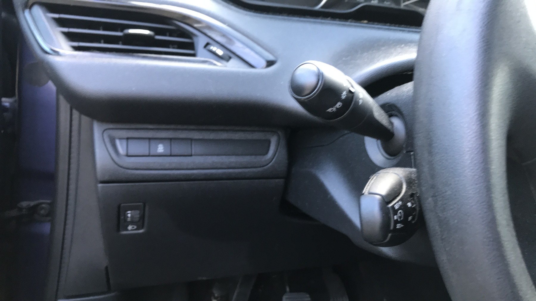 Image PEUGEOT 208 1