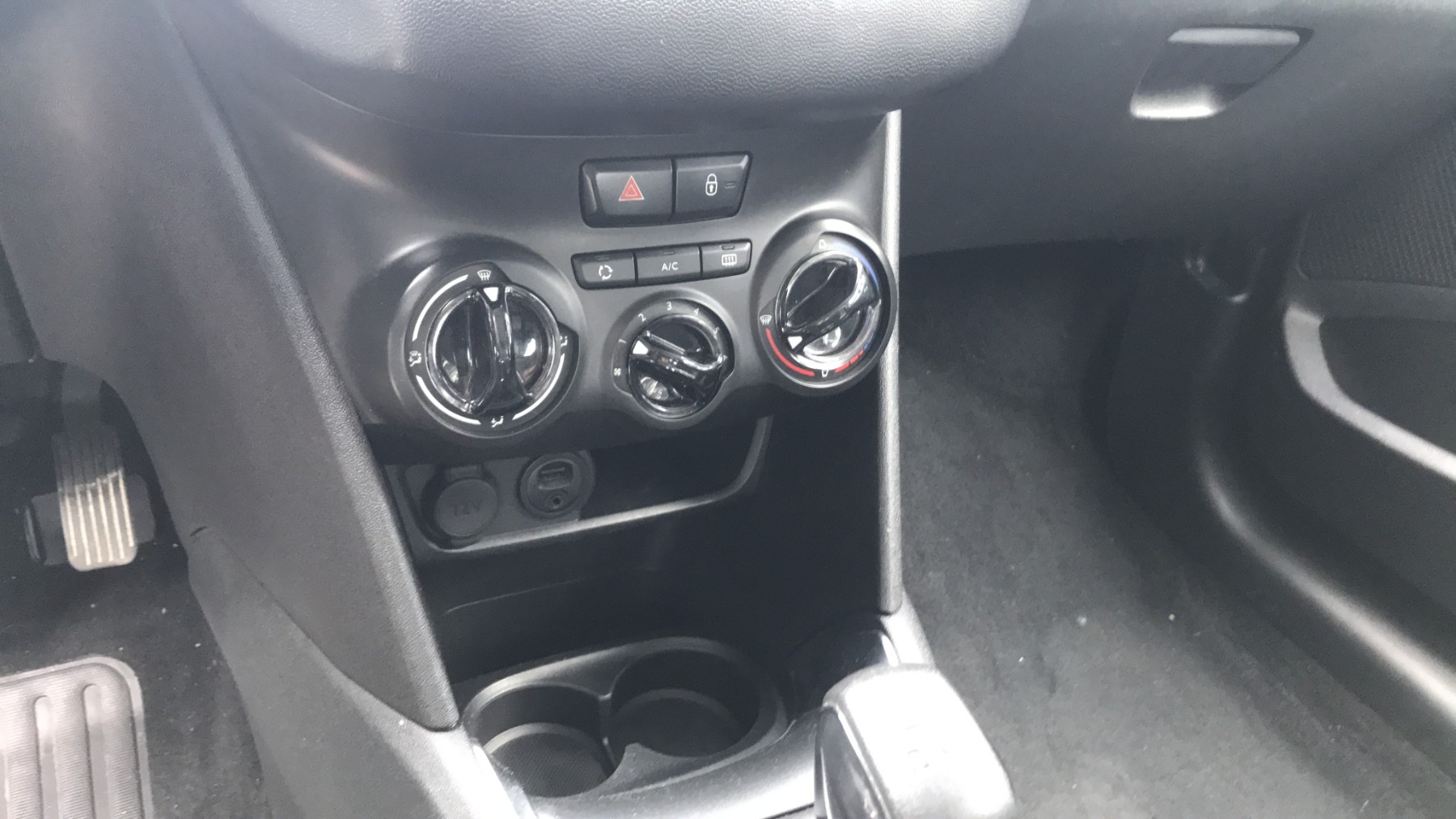 Image PEUGEOT 208 1